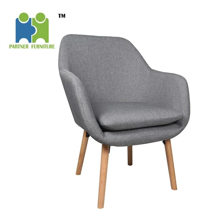 Einfacher Sessel mit Holzbeinen