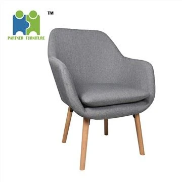 Einfacher Sessel mit Holzbeinen